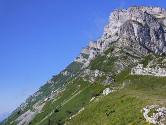 Au col de l'Arc, la trace file vers le Sud sous la crête des Crocs 