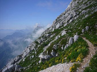 Pentes rocheuses sur le versant Est du Vercors après le Col de l'Arc