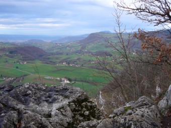 Le château de Mandrin vu (de loin) de la falaise de Rochefort