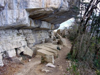 Sentier de la grotte de Mandrin
