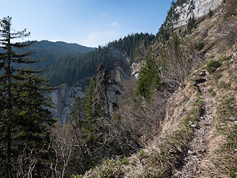 Corniche sur le sentier de la Porte de l'Alpette