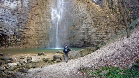 080315-bugey-cascade-luizet-pied.jpg