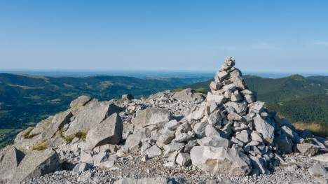 090721-cantal-puy-griou-cairn-est.jpg
