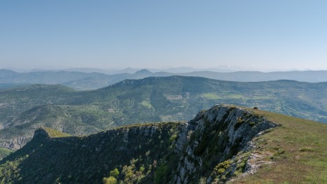 100524-baronnies-montagne-banne-grand-rochers-aval.jpg