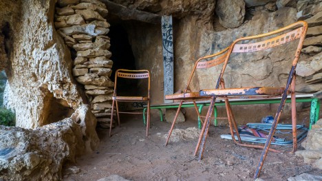 130303-calanques-falaises-soubeyranes-grotte-emigres-terrasse.jpg