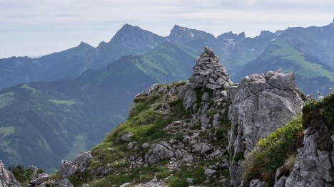Cairn au sommet du Mont Ouzon