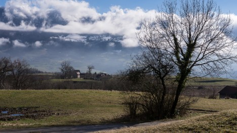 Nuages sur le Mont du Chat enneigé