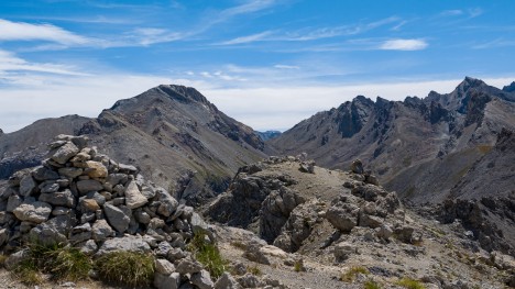 Le Col de la Colette Verte entre la Pointe de la Saume à gauche et la Main de Dieu