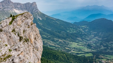 Le Col de l'Arzelier dominé par Agathe (la plus méridionale des Deux Soeurs)