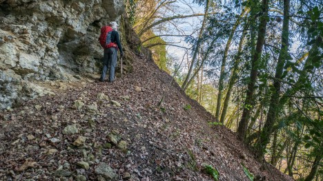 Dans le passage des Rochers de la Falconnière