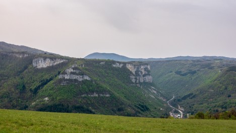 Château Narteau devant le plateau d'Hostiaz