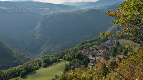 Lacoux domine la vallée de l'Albarine