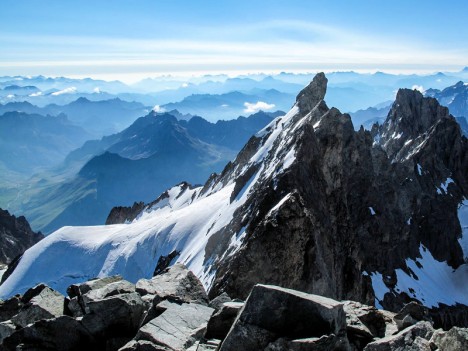 Vue depuis le sommet du Grand Pic sur les arêtes et le doigt de Dieu