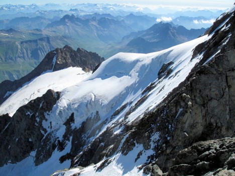 Vue sur le refuge de l'Aigle depuis les arêtes de la Meije