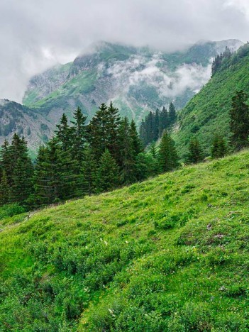 La Pointe d'Almet toujours dans les nuages