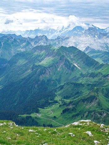 La Pointe d'Almet au premier plan