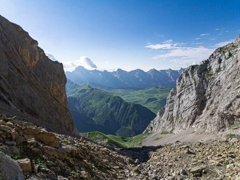 Au loin, la Pointe Percée