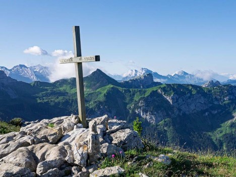 Aravis. Aiguille Verte au premier plan. À l'horizon : Pointe des Aravis, Pointe de Merdassier, Mont Charvin