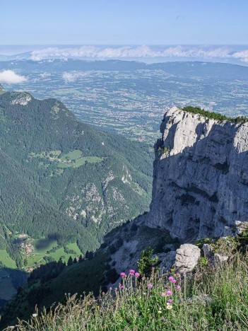 Au bord des falaises des sommet des Rochers de Leschaux