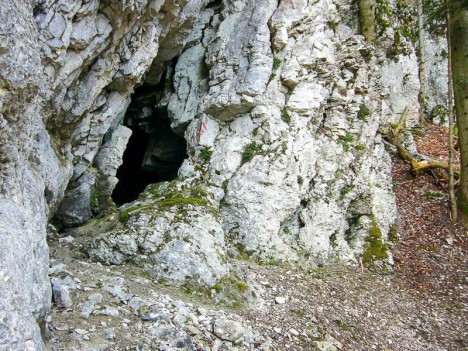 Une grotte au pied de la falaise de Belledigue