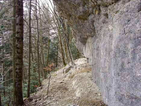 Au pied des falaises Est de Belledigue
