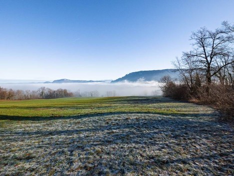 Le Mont de la Charvaz et la Dent du Chat, au loin