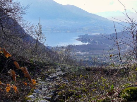 Les vestiges des ruines du château de l'Épine – le Lac d'Aiguebelette