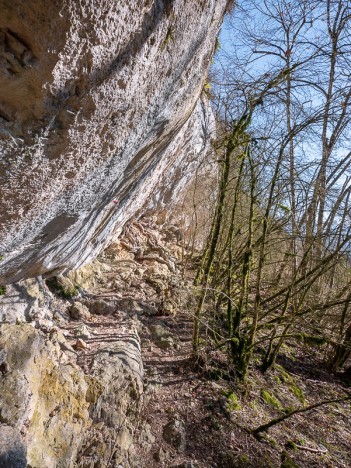 Au pied de la falaise des Chenevières