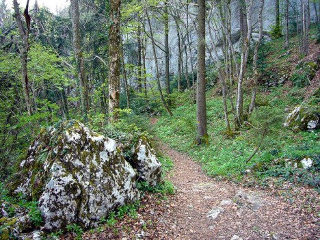 Le sentier suit la barre rocheuse des Soualets