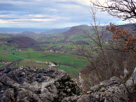 Le château de Mandrin vu (de loin) de la falaise de Rochefort