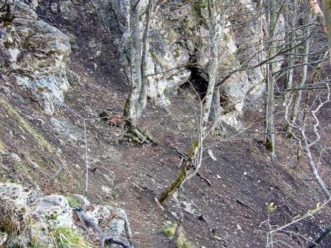 Traversée du couloir terreux sous la Dent du Chat