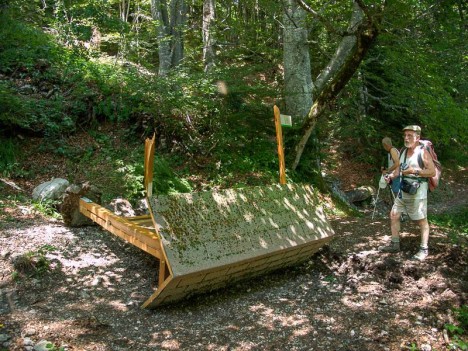 Panneau indicateur coucher en travers du chemin