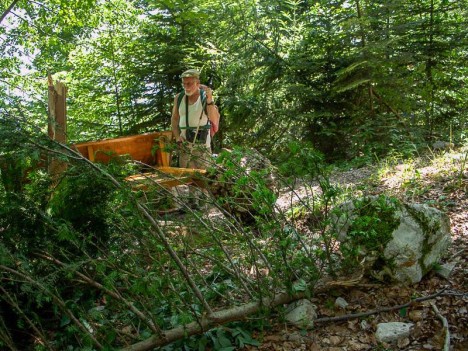 Le rocher a rebondi contre le poteau