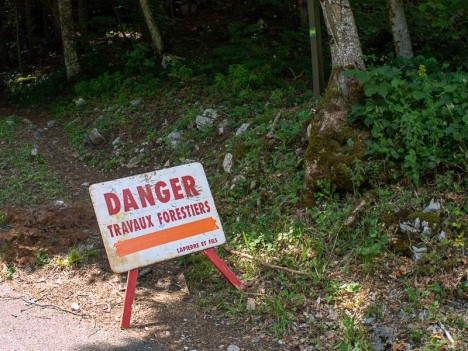 Un panneau prévient du DANGER