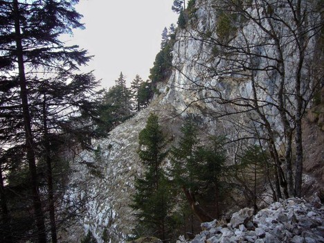 Traversée exposée sous la Dent du Chat