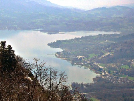 Le lac d'Aiguebelette vu de la route du Col de l'Épine
