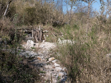 Gouffre aménagé sur le chemin des Fontaines