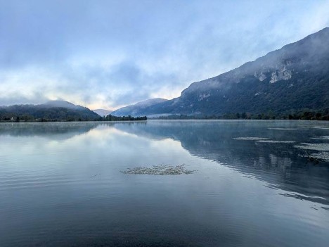 Le Rhône, miroir du ciel au Nord-Ouest