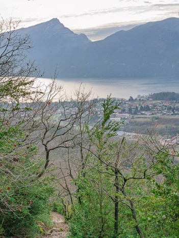Le Lac du Bourget dominé par Mont du Chat