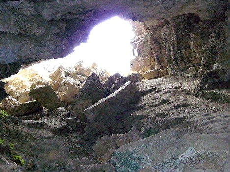 À l'intérieur de la grotte de Mandrin