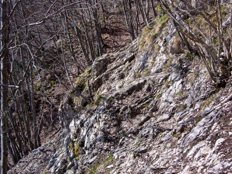 Passage sécurisé par une main courante sous le Molard Noir