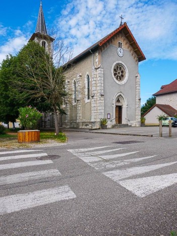 L'église de Vions et parking
