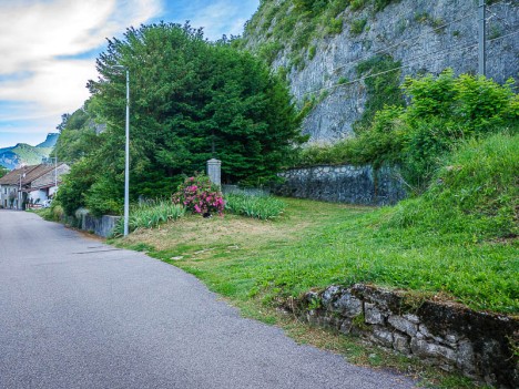 La croix marque le départ du Sentier du Mollard