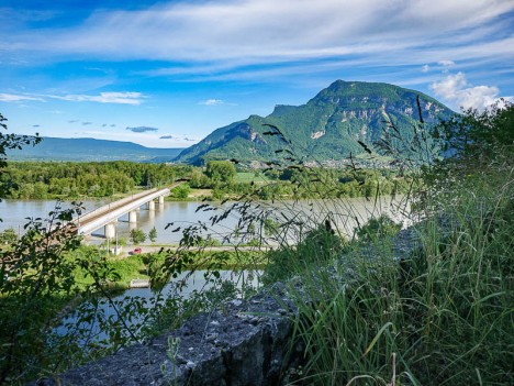 Le Grand Colombier et Chanduraz au-delà du Rhône