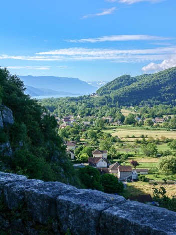 Au loin, le Lac du Bourget et les neiges de Belledonne