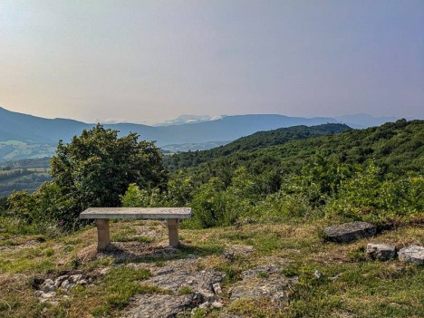 Banc sur le plateau sommital du Mont Chatel