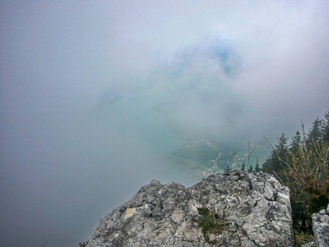 Belvédère rocheux du mont Grelle dans le brouillard