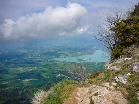 Il reste le paysage du Lac d'Aiguebelette…