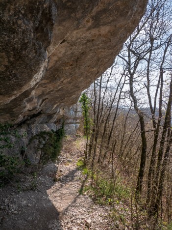 Bel encorbellement du sentier de crête