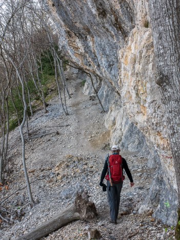 Sentier sous l'encorbellement des falaises